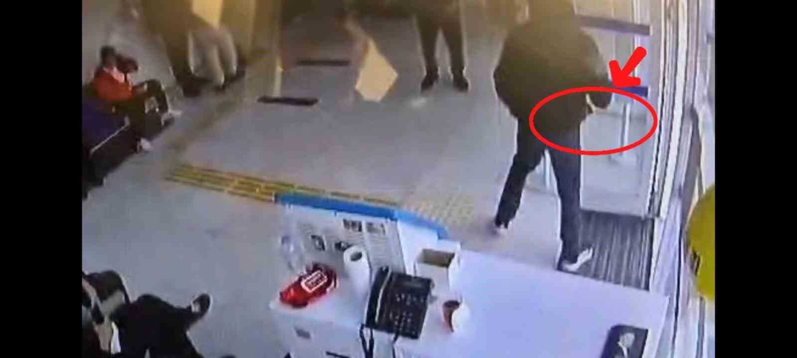 Banka şubesinde satırla gasp girişimi: Maskeli şüpheli kısa sürede yakalandı