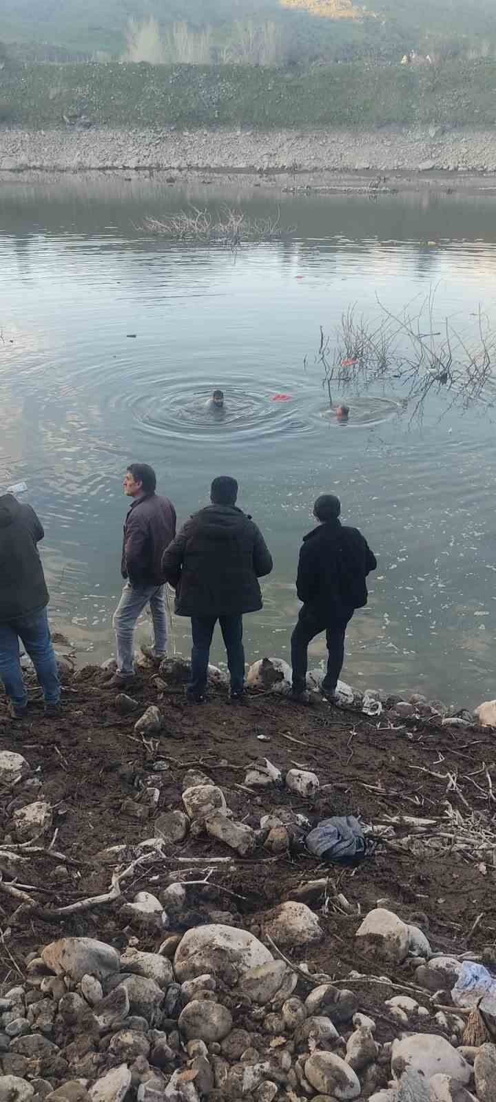 Baraj gölüne uçan otomobildeki sürücüyü ekipler kurtardı
