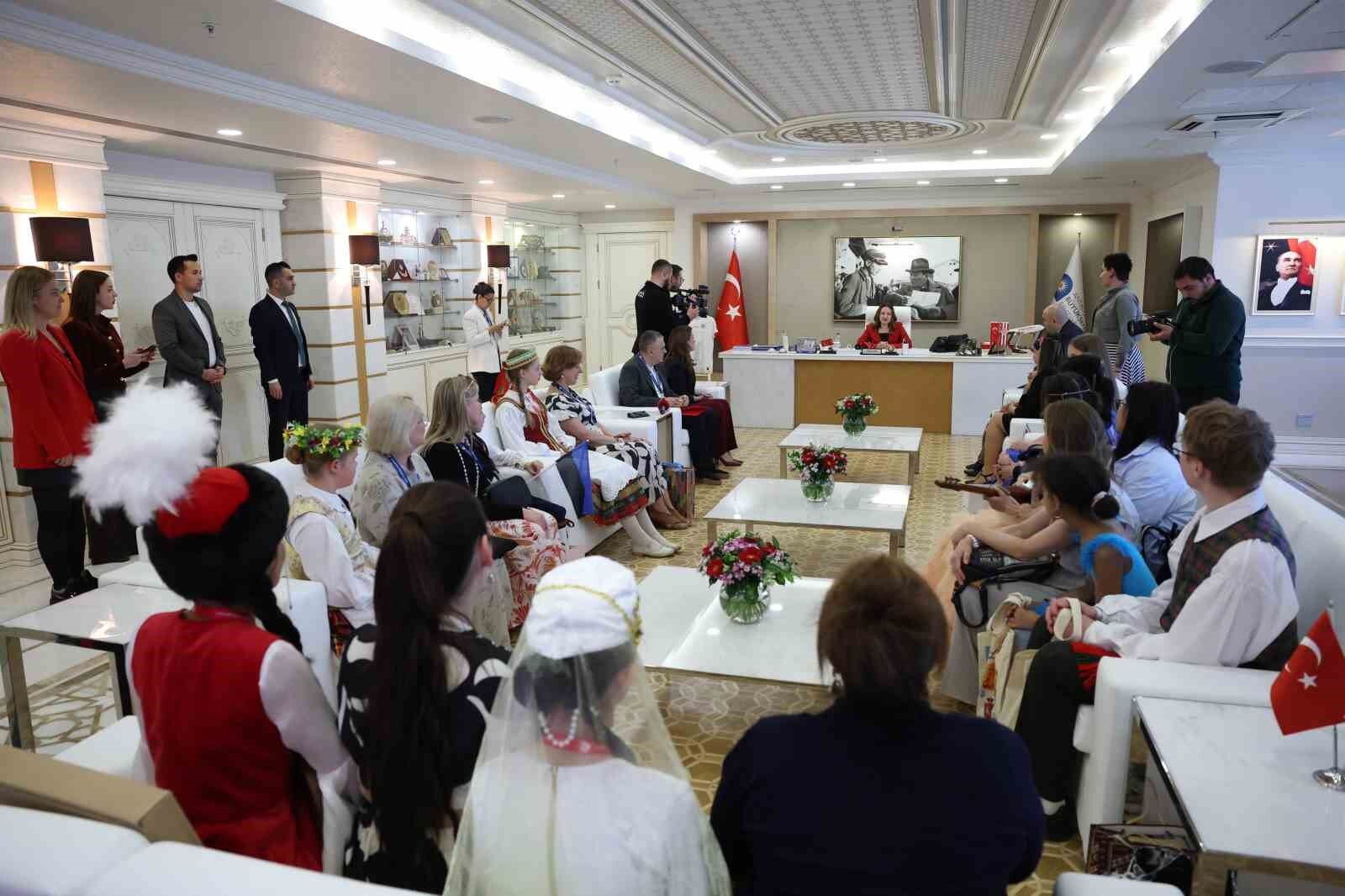 Başkan Vekili Büşra Özdemir dünya çocuklarını ağırladı