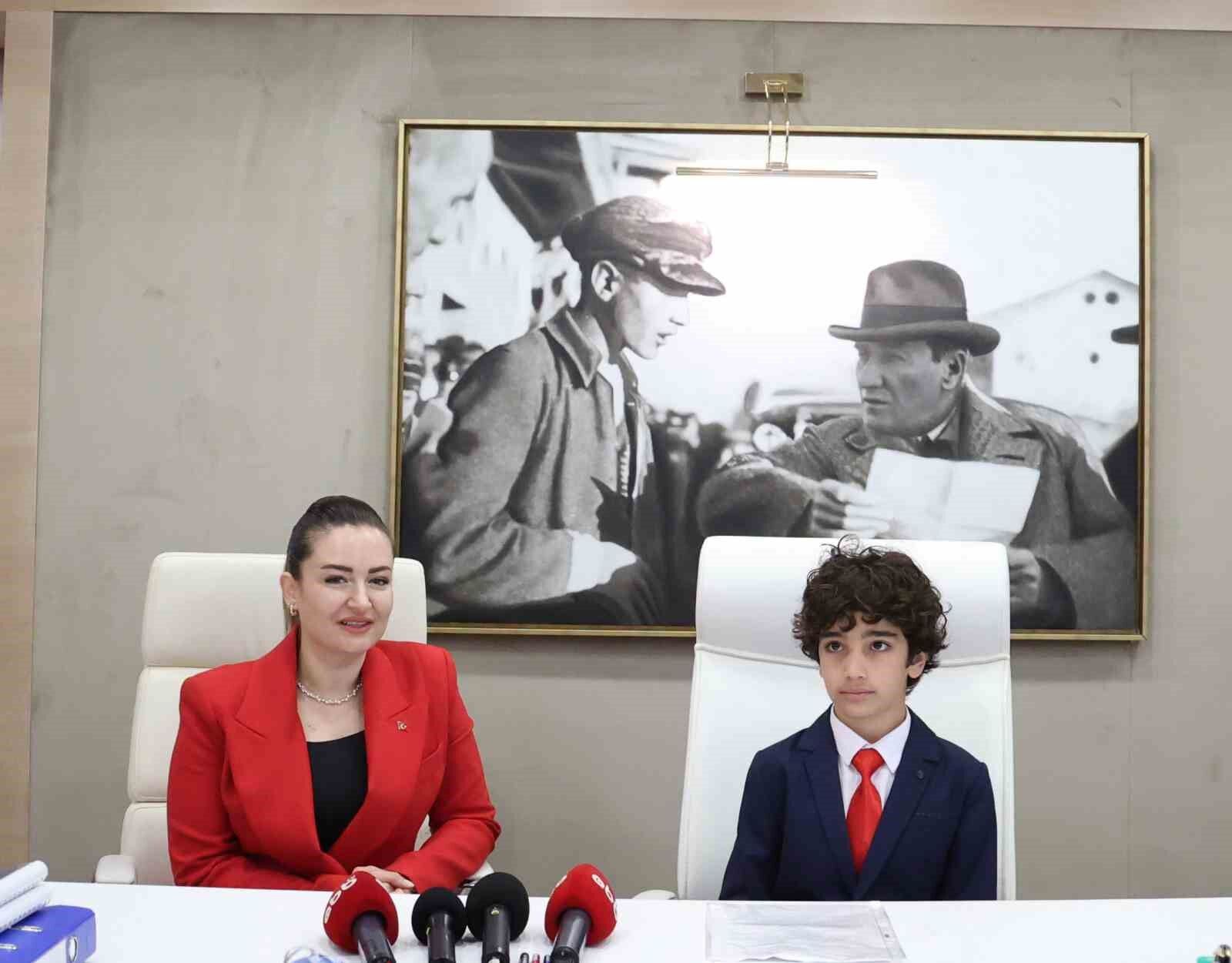 Başkan Vekili Özdemir, koltuğunu çocuk başkana devretti