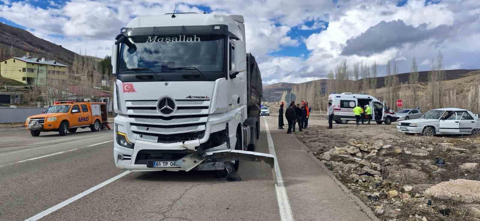 Bayburt'ta tır otomobile çarptı: 3 yaralı