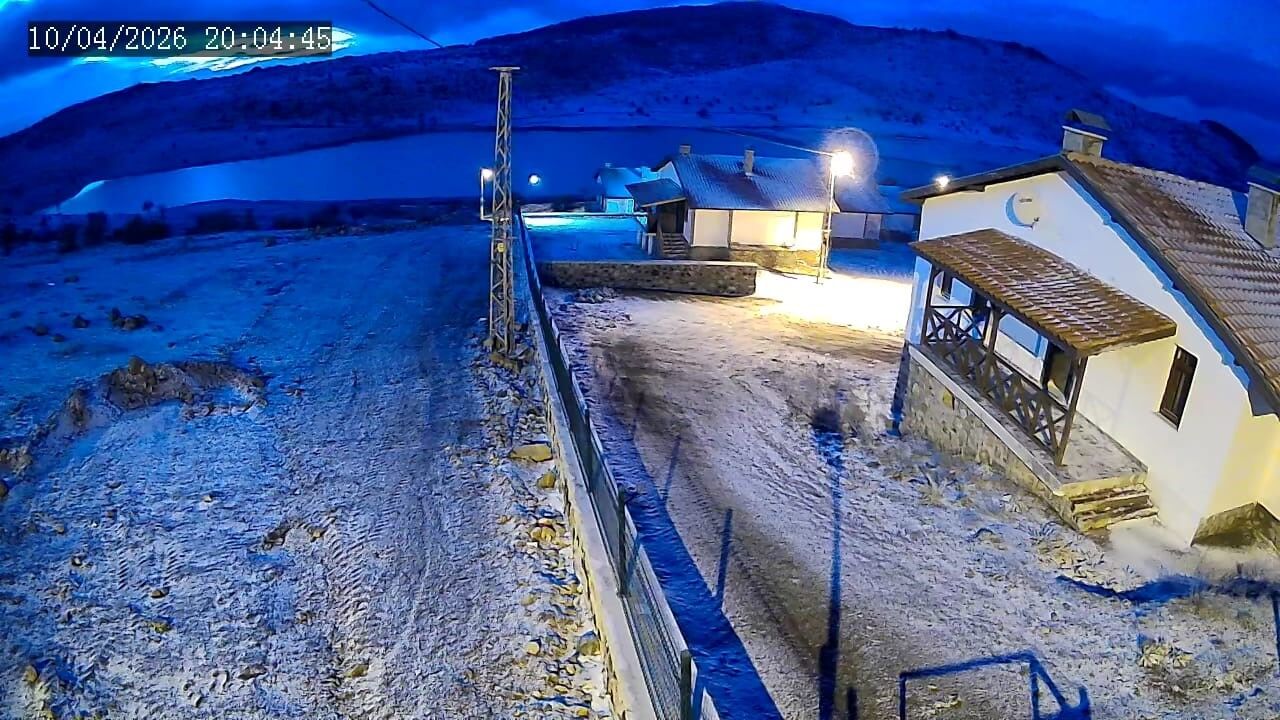 Beypazarı'nın yüksek kesimlerine kar yağışı devam ediyor