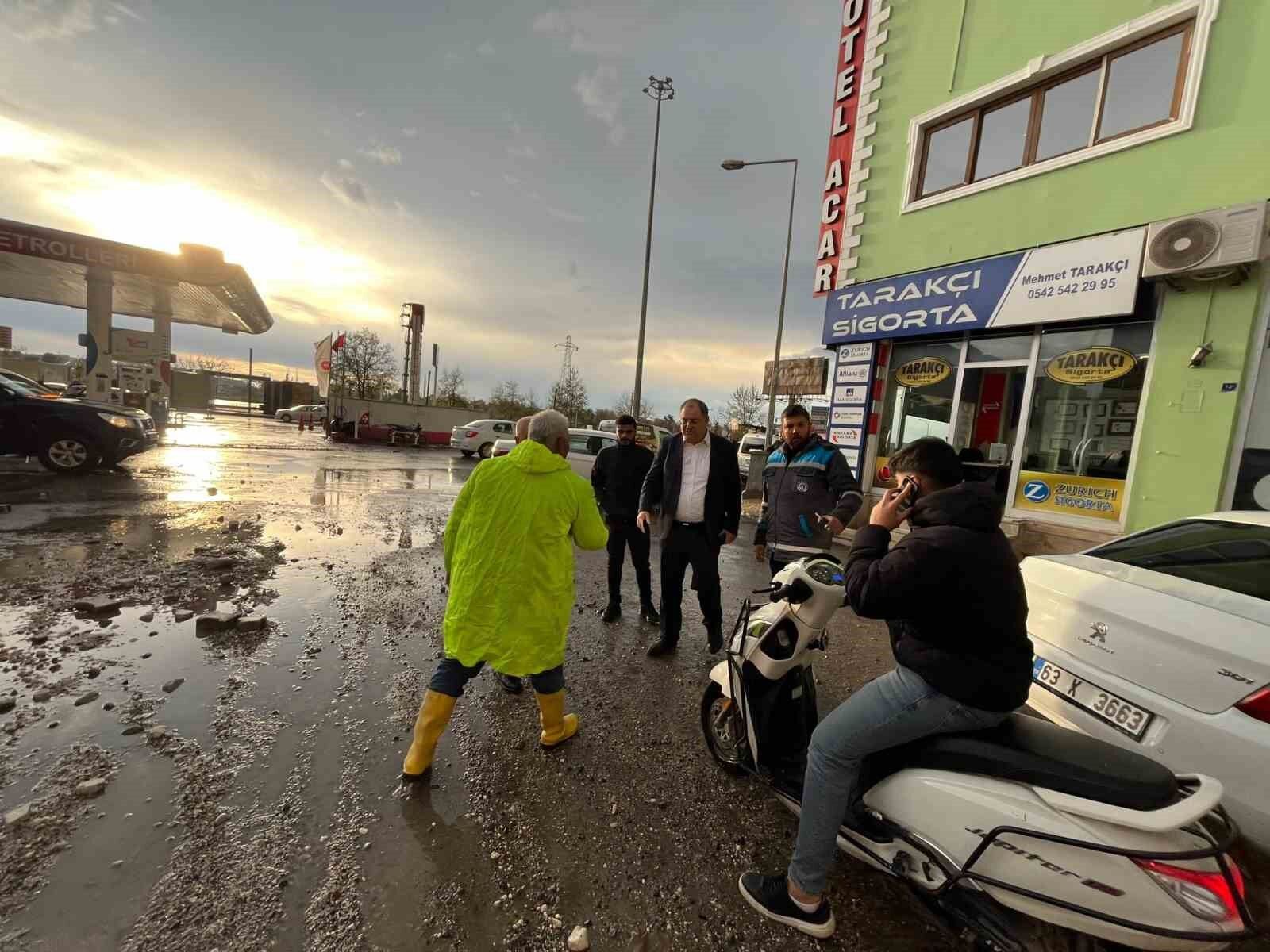 Birecik'te yağış sonrası ekipler harekete geçti