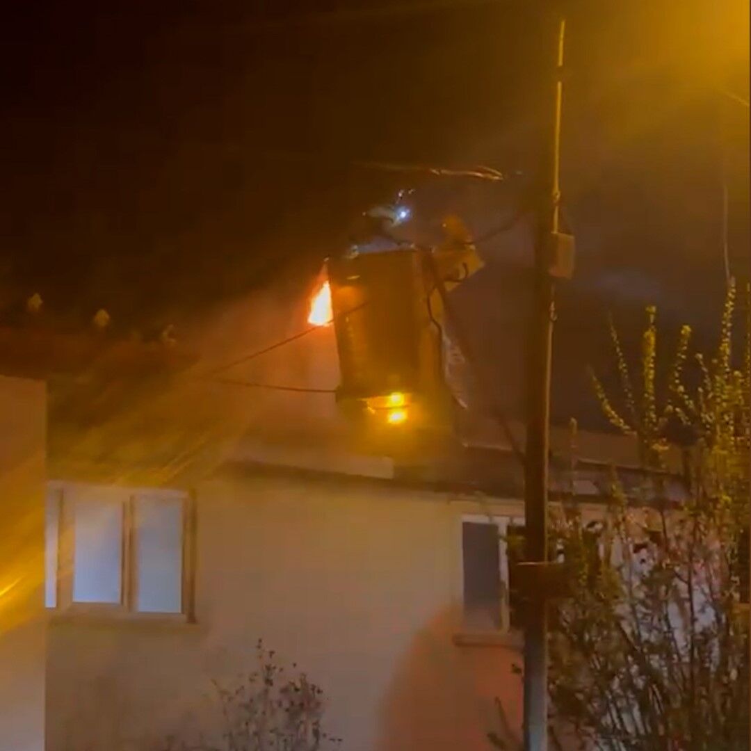 Bolu'da 2 katlı evin bacasında yangın