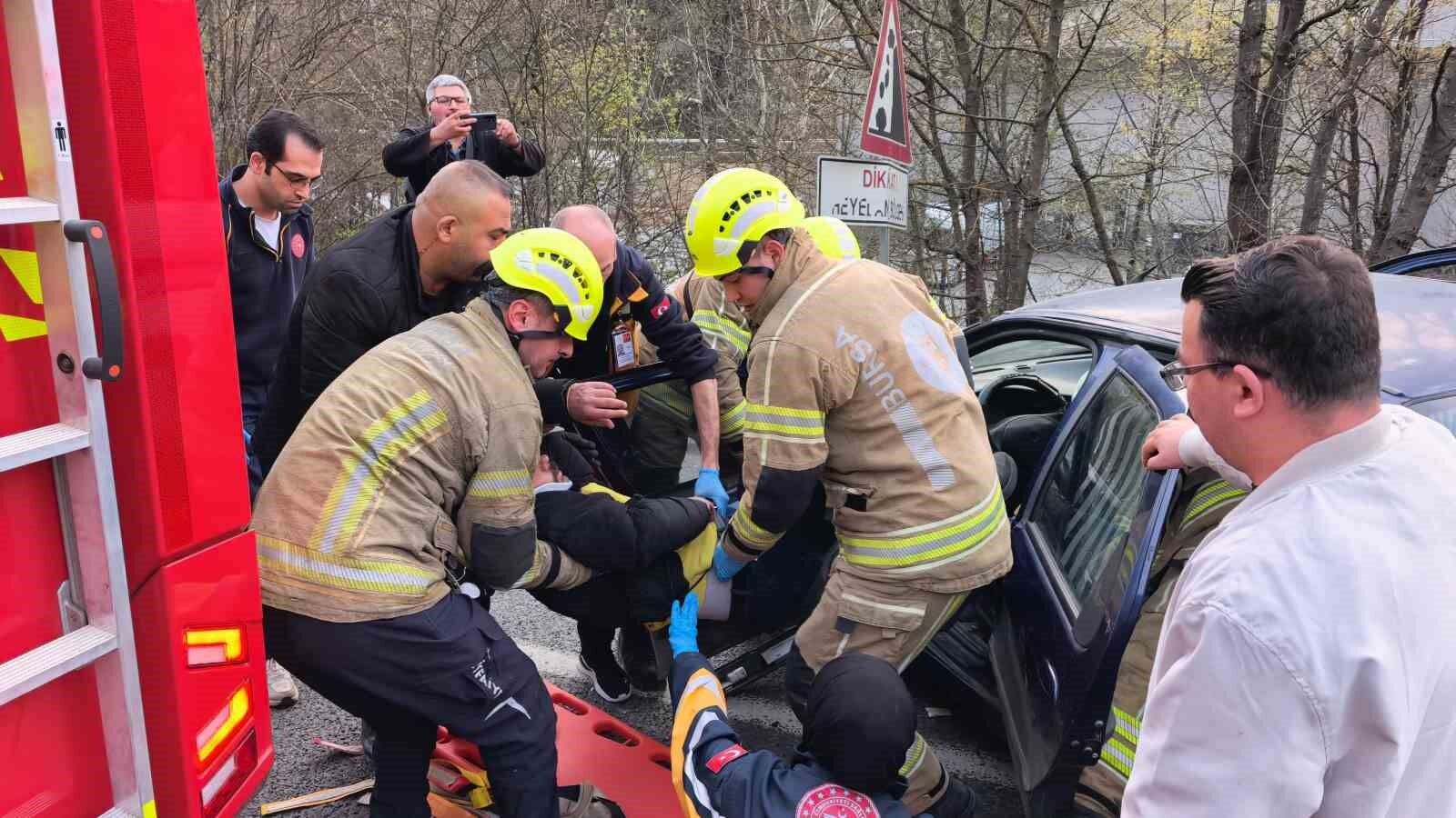 Bursa'da otomobil bariyerlere çarptı: 2 yaralı
