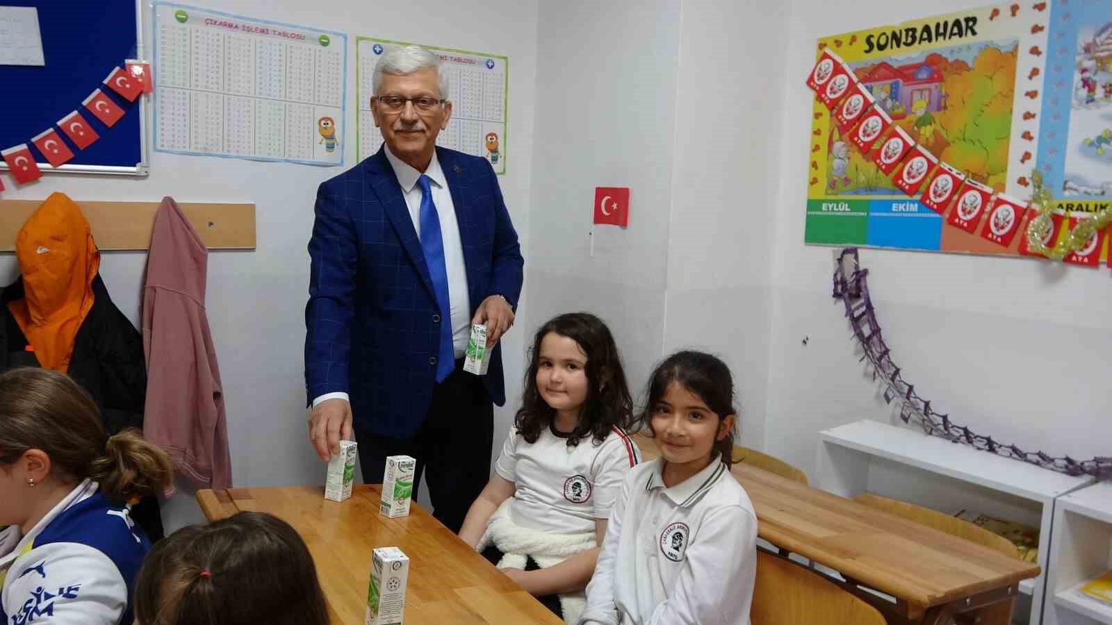 Çanakkale'de öğrencilere ücretsiz süt ikramı