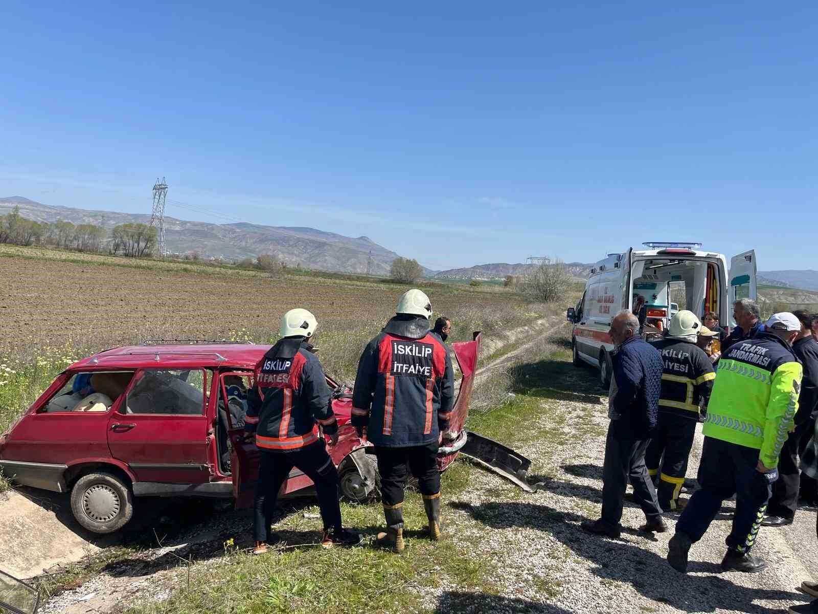 Çorum'da iki otomobil çarpıştı: 3 yaralı