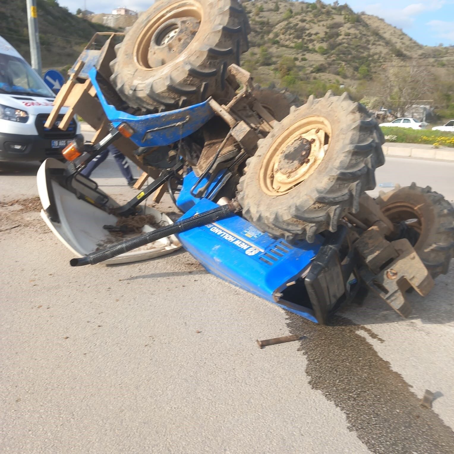 Çorum'da traktör ile ambulans çarpıştı: 1 yaralı