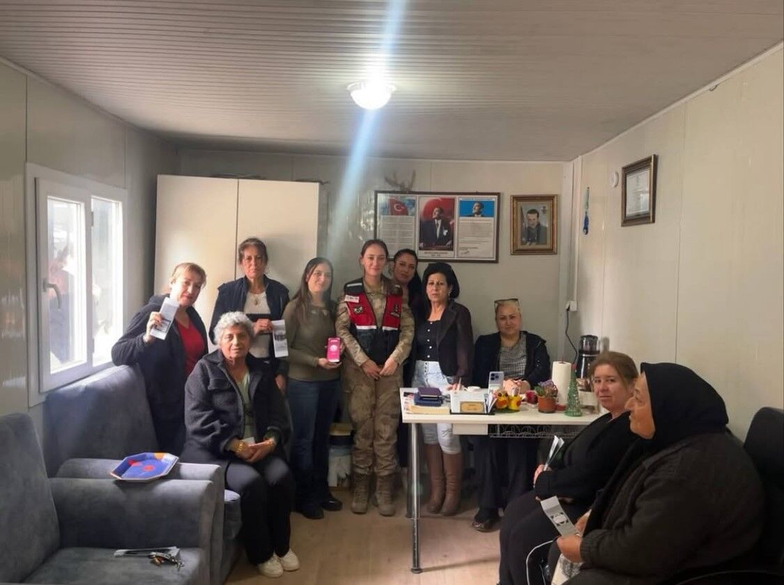 Defne'de jandarmadan vatandaşlara bilgilendirme çalışması