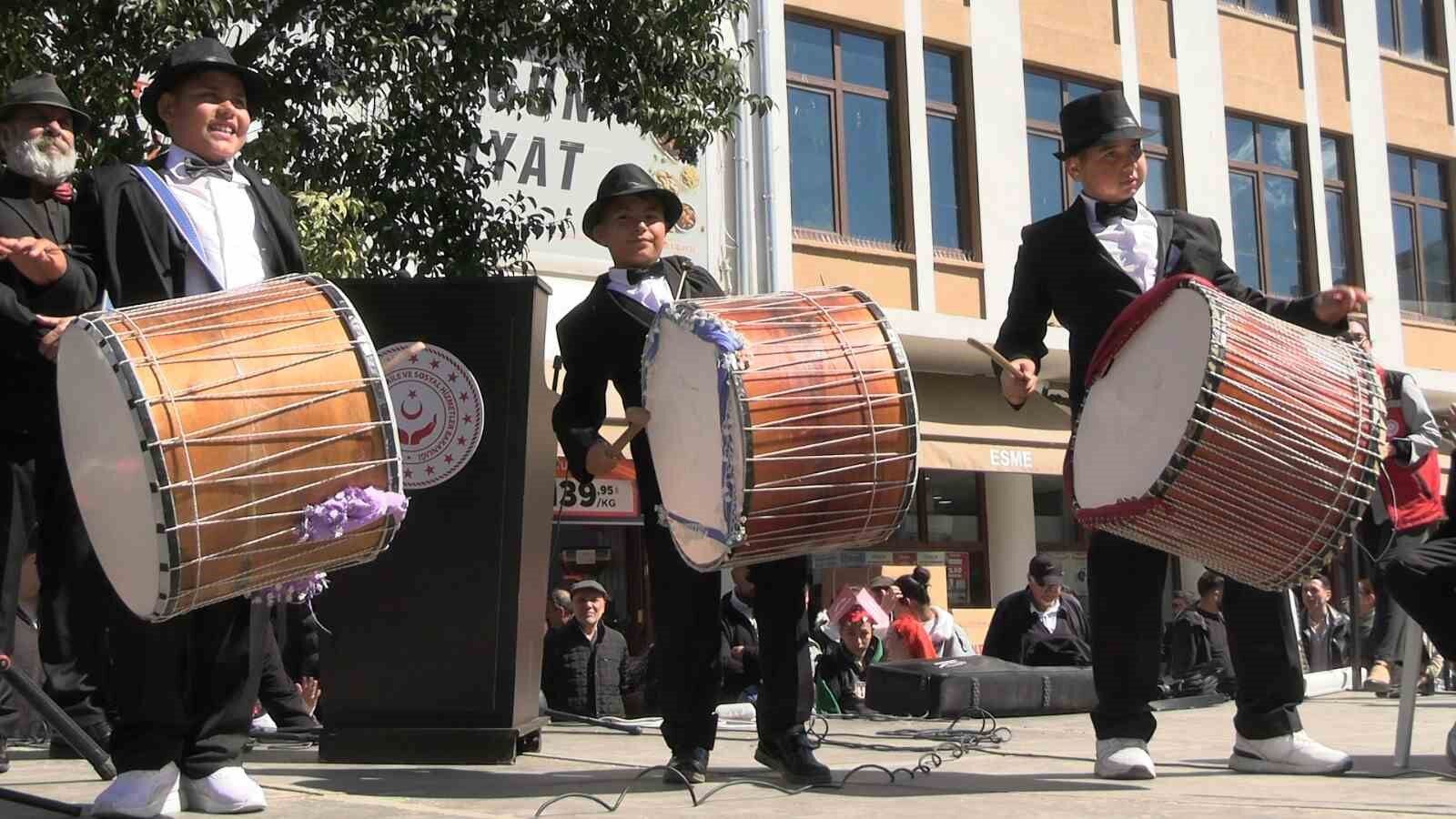 Edirne'de Dünya Romanlar Günü'nde renkli görüntüler