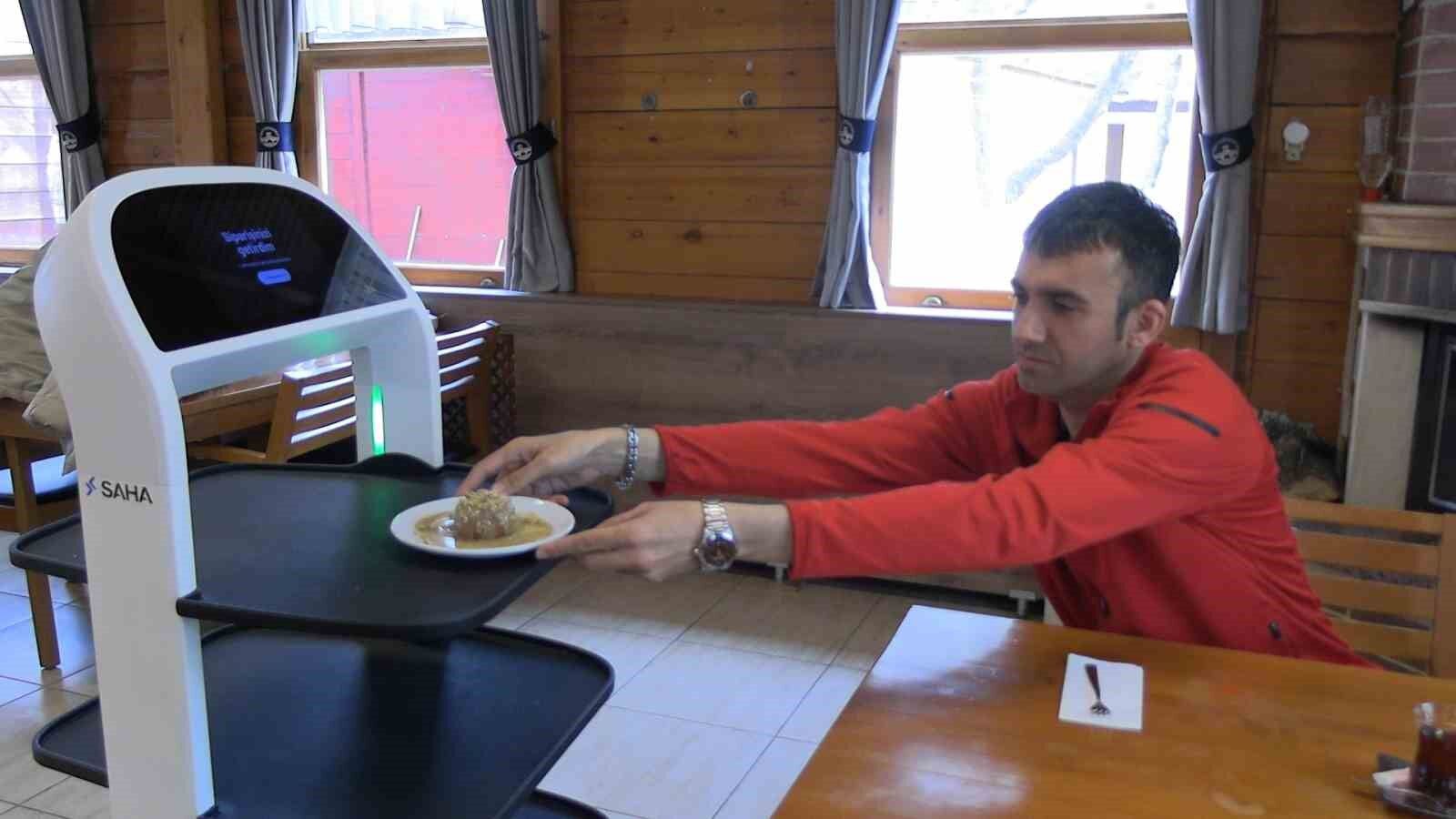 Edirne'de robot garson hizmete başladı, müşteriler memnun