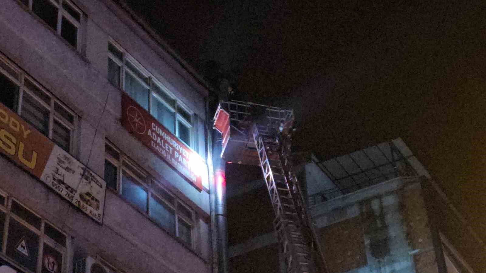 Elazığ'da bacadan yükselen yoğun duman korkuttu