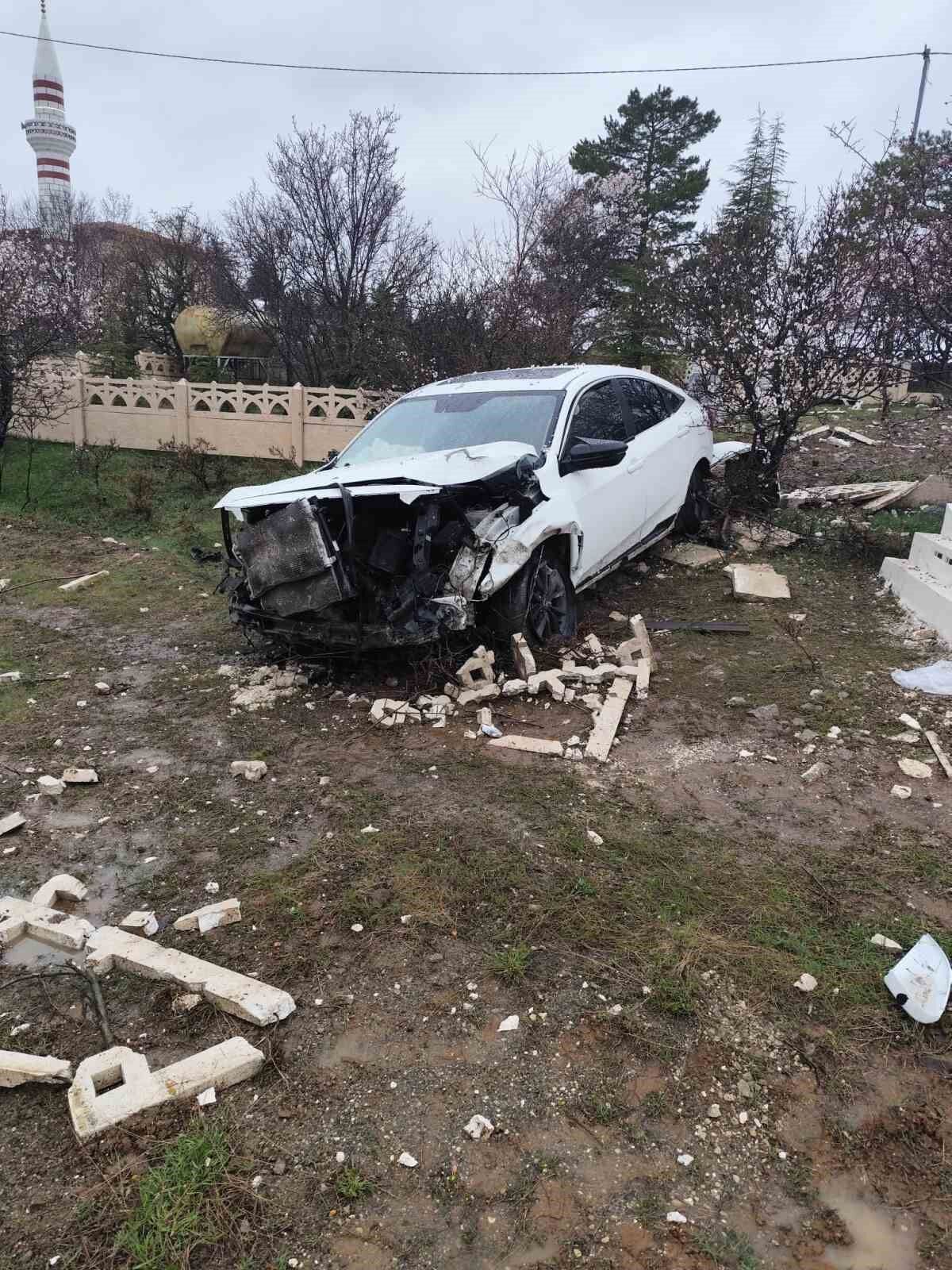 Elazığ'da otomobil mezarlığa girdi: 2 yaralı