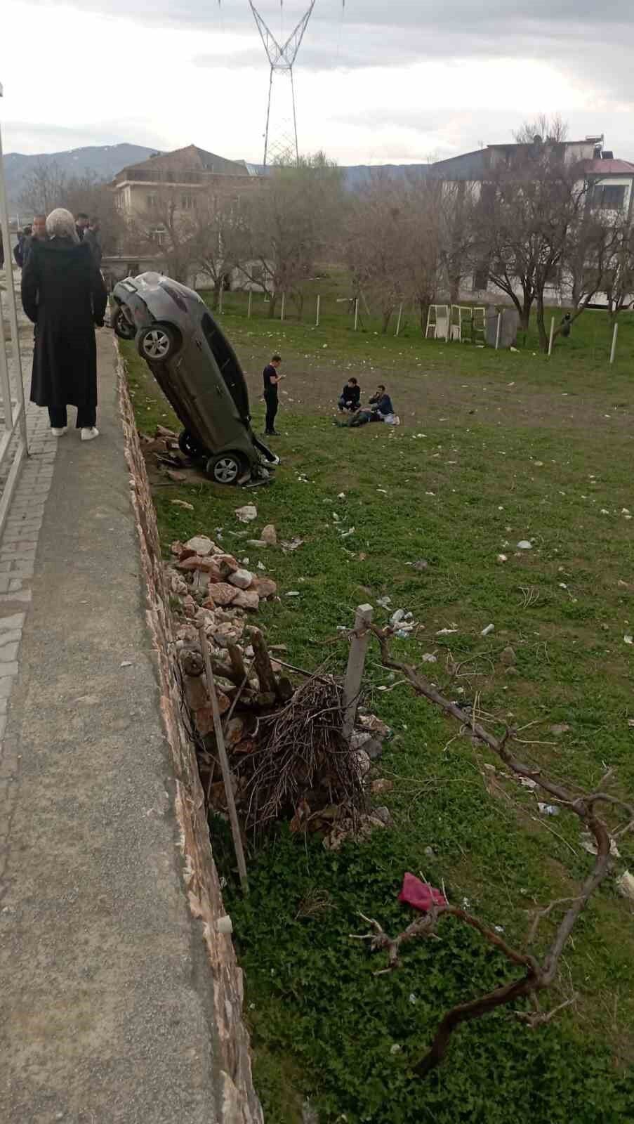 Elazığ'da otomobil şarampole uçtu: 1 yaralı