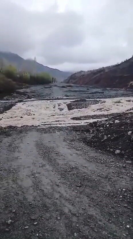 Elazığ'da selden dolayı kapanan yolda çalışma başlatıldı