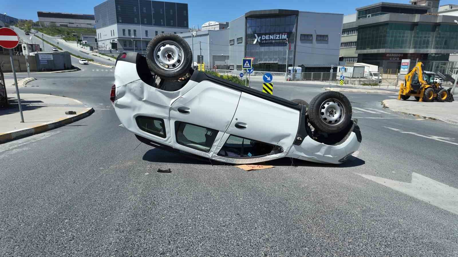 Esenyurt'ta kazaya karışan otomobil takla attı