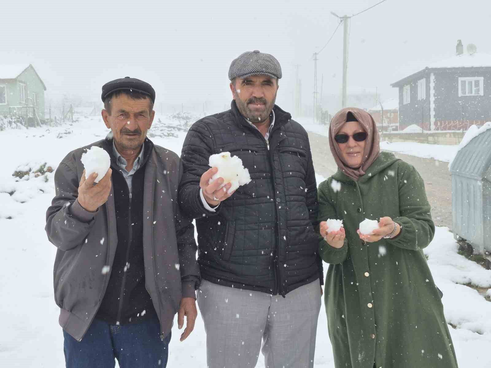 Eskişehir'in yüksek kesimdeki mahallesi kışa geri döndü