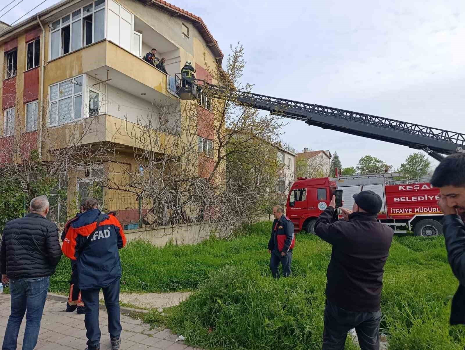Evi ateşe verdi, babasını arayıp 'evi yaktım gel' dedi