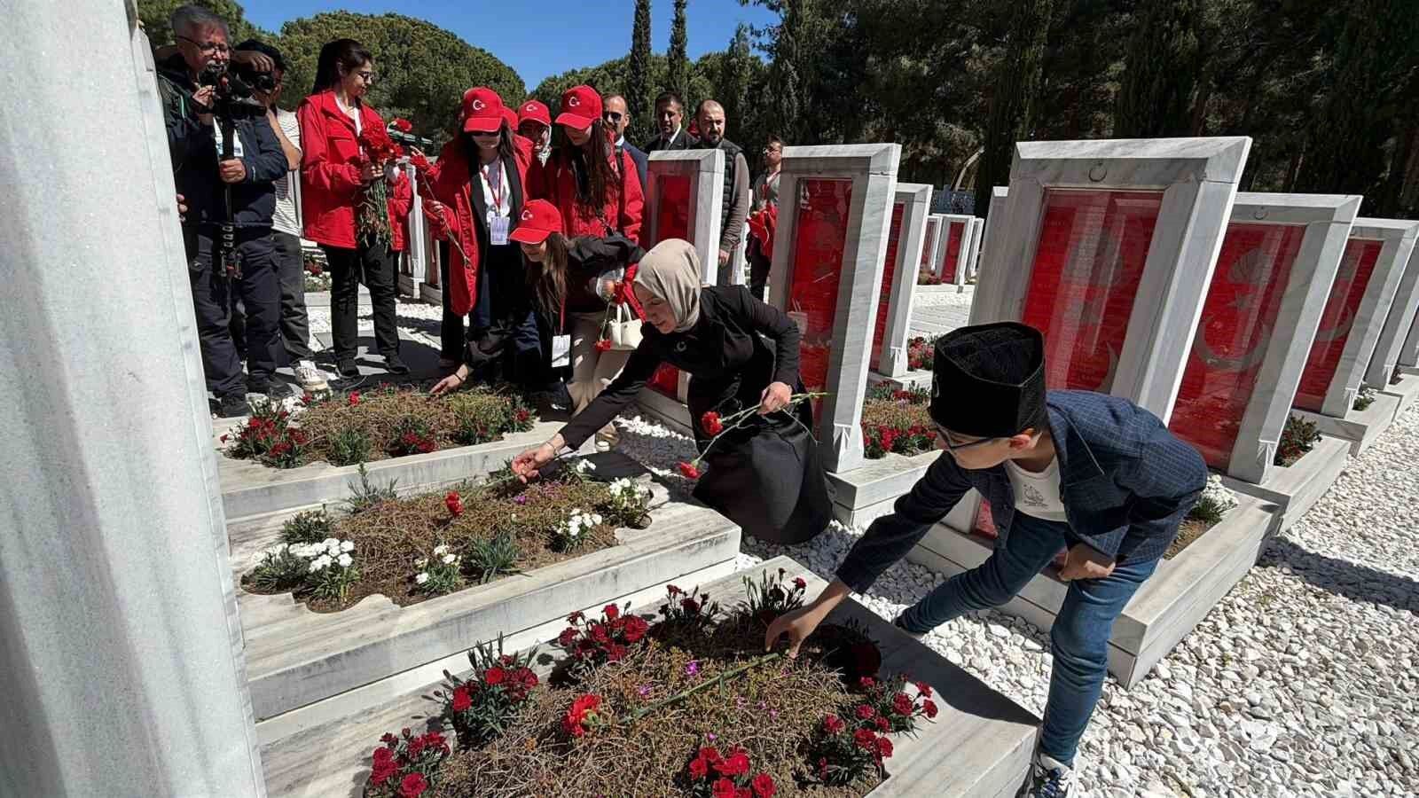 Gençlik ve Spor Bakan Yardımcısı Gürsoy: 'Biz o ruhu diri tuttuğumuz sürece ne bayrak iner ne bu millet geri adım atar'