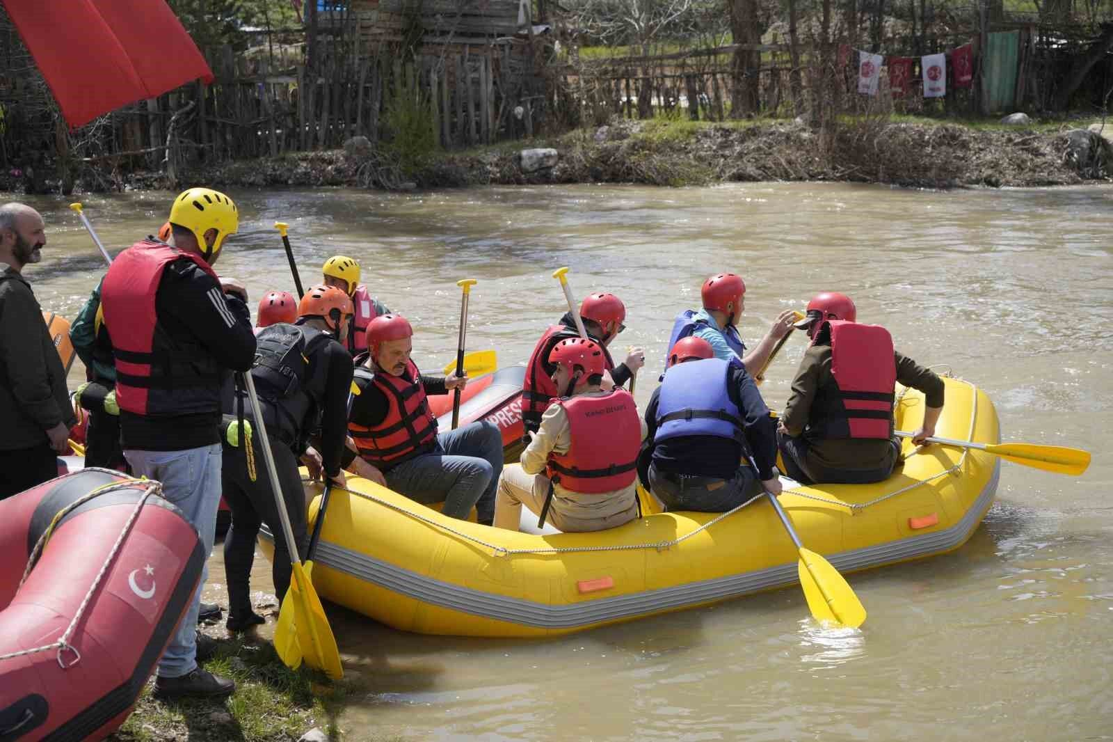 Gümüşhane'de Kelkit Çayı'nda rafting heyecanı