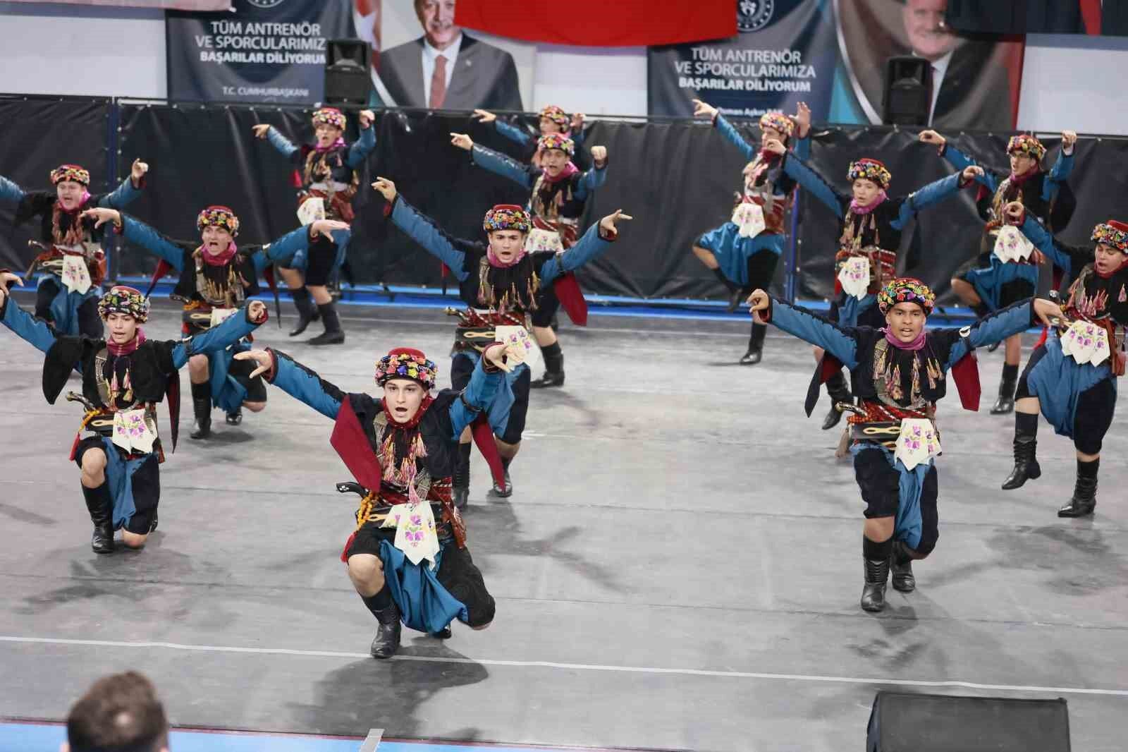 Halk oyunları şöleni Buldan'da izleyenleri mest etti