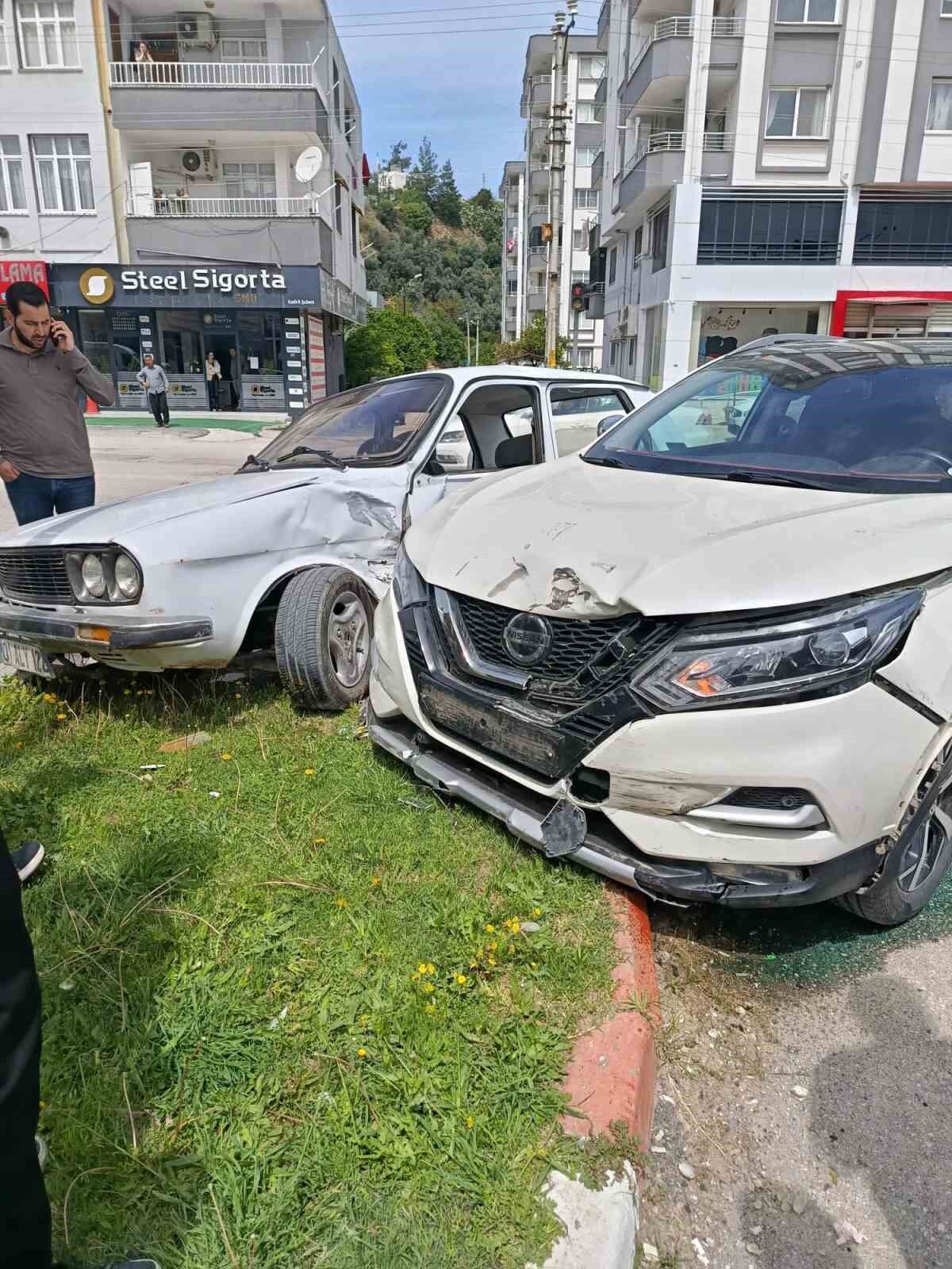 İki otomobilin çarpıştığı kaza anı kamerada