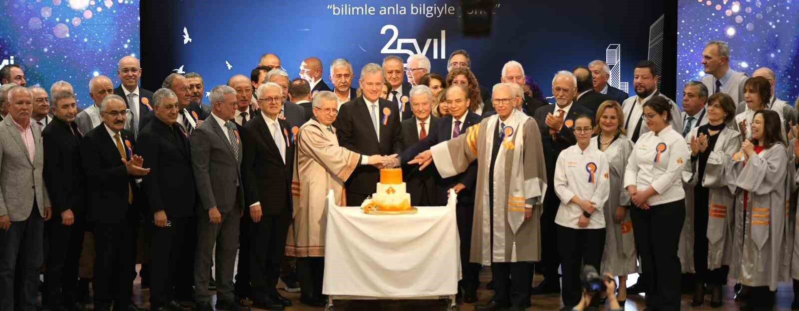 İzmir Ekonomi Üniversitesi'nde 25'inci yıla coşkulu kutlama