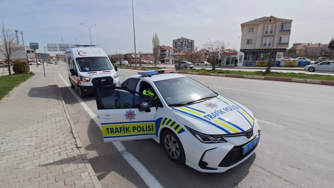 Karaman'da otomobile çarpan motosikletli yaralandı