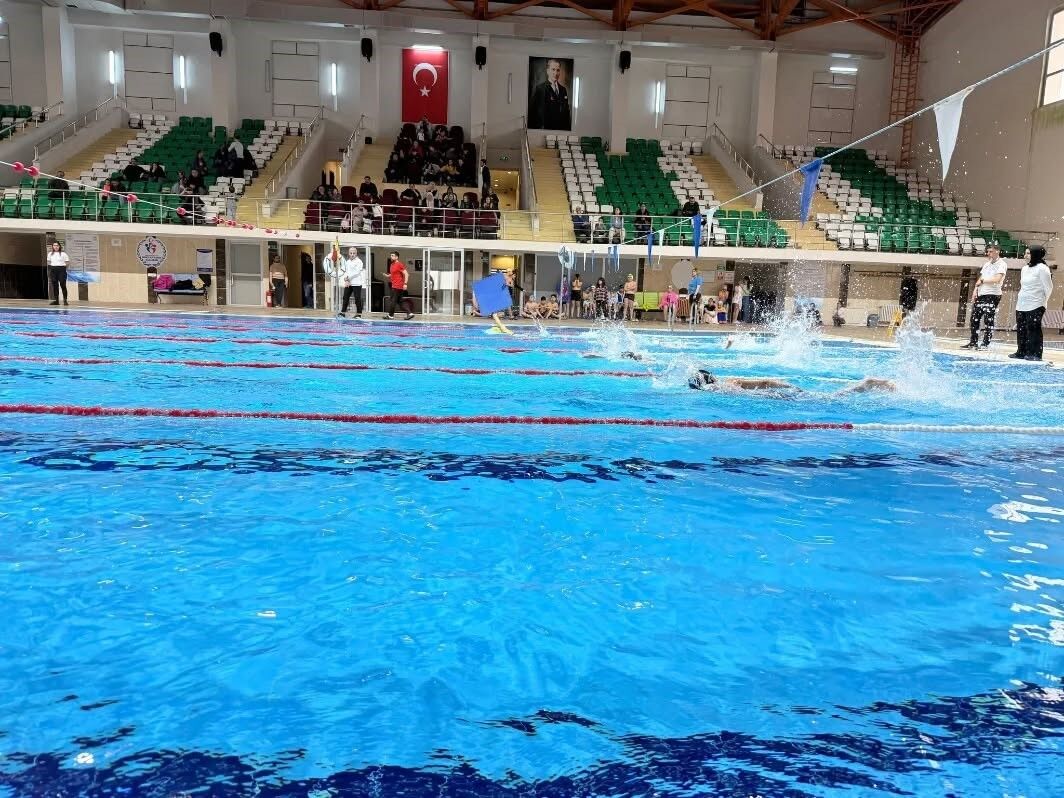 Kars'ta yüzme şöleni: Minik sporcular yarı final biletini aldı