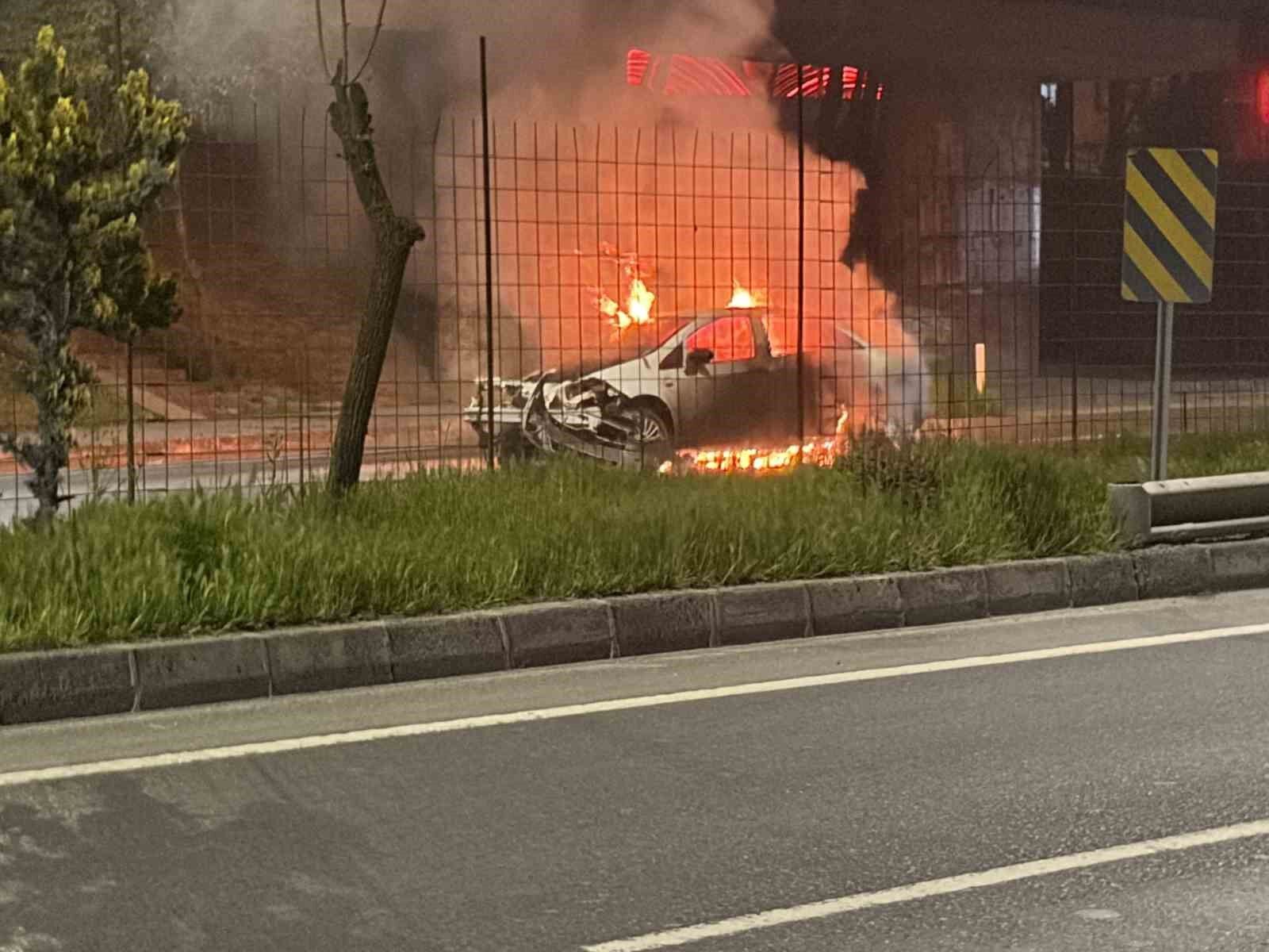 Kaza yapan otomobil alev topuna döndü: Yol trafiğe kapandı