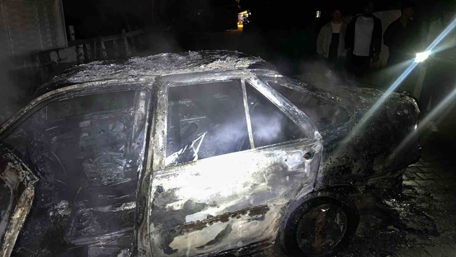 Keşan'da park halindeki otomobilde çıkan yangın söndürüldü