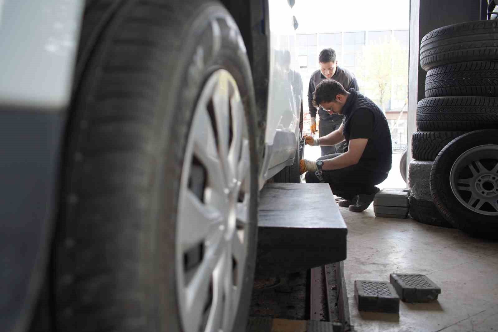 Kış lastiği zorunluluğu bitti, değişim mesaisi başladı: 'Sıcaklar artmadan yaz lastiklerine geçiş yapılmalı'