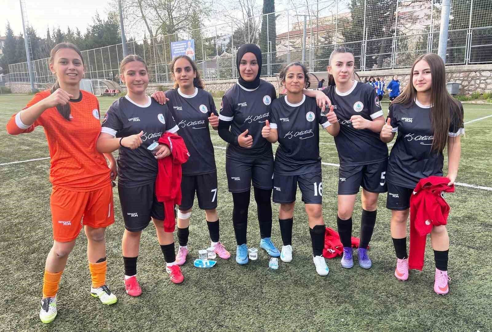 Körfez'in kız futbol takımlarından çifte galibiyet