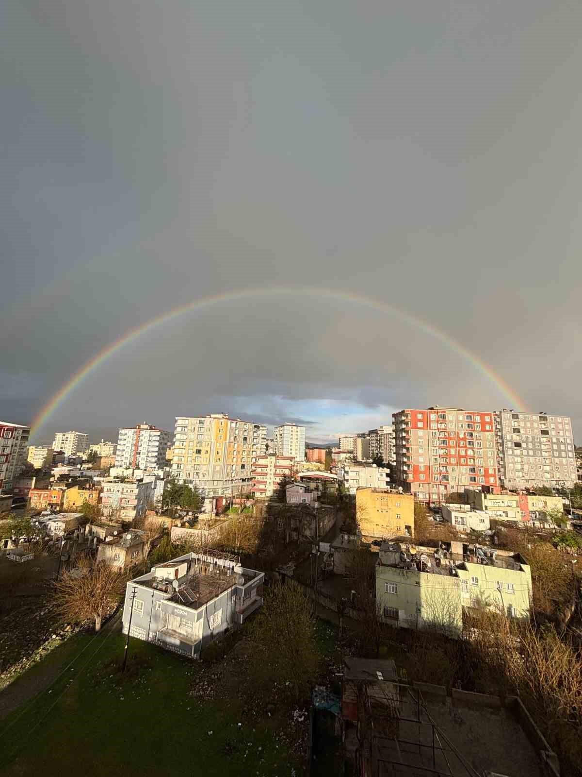 Kurtalan'da yağmur sonrası gökkuşağı göz kamaştırdı