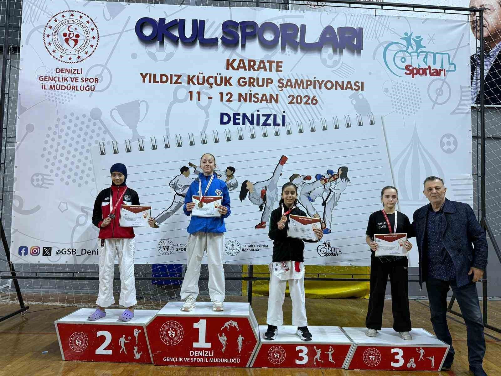 Manisalı karateciler Denizli'de fırtına gibi esti