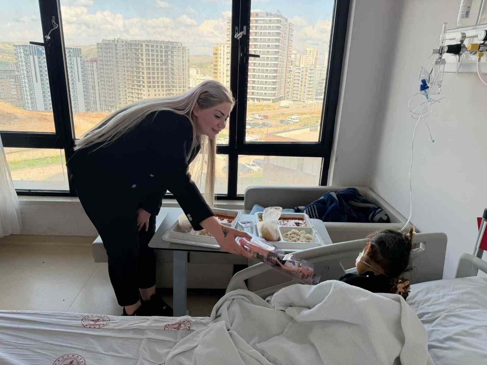 Mardin'de yüzlerce çocuğa oyuncak dağıtıldı