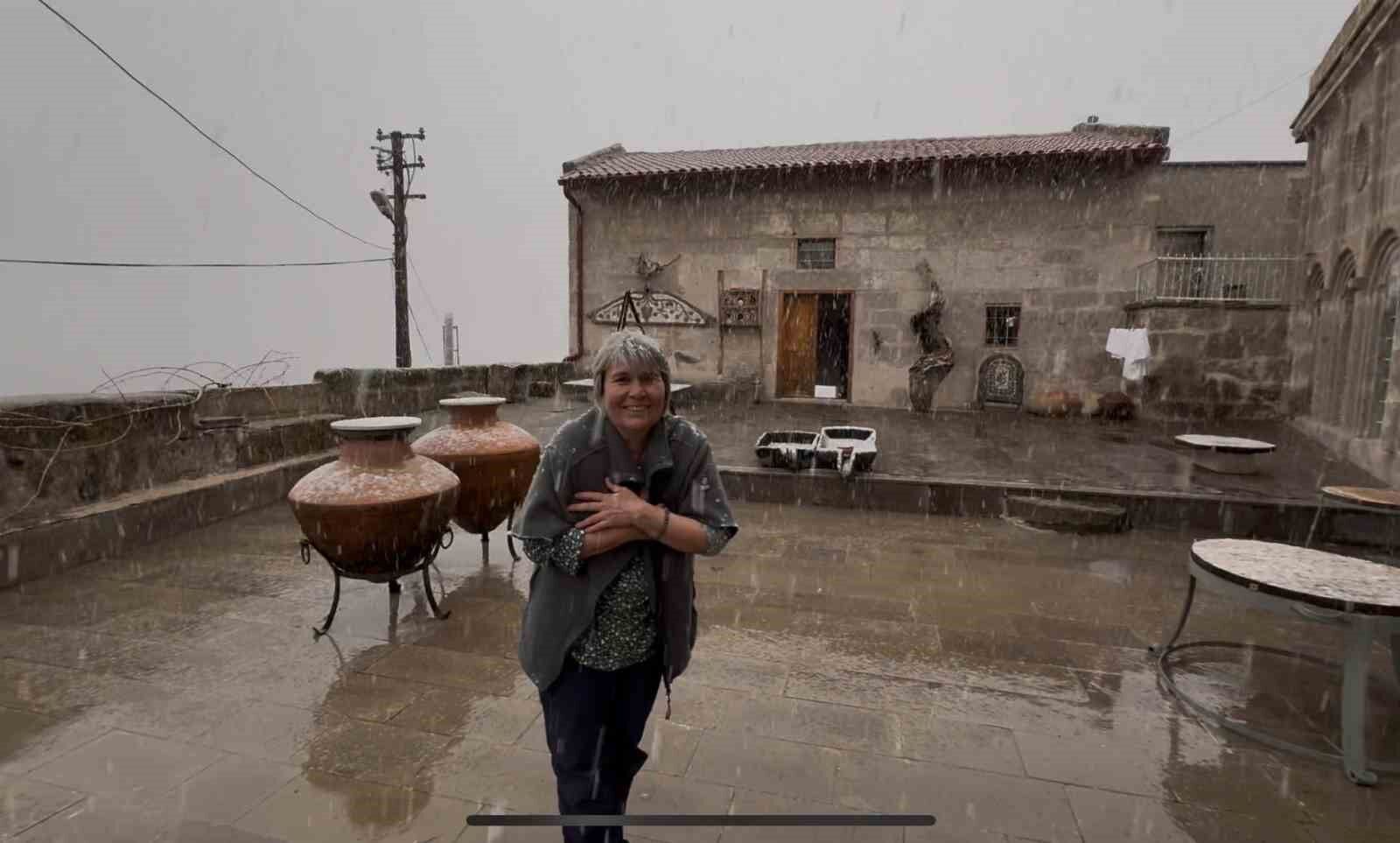 Meyve ağaçlarının çiçek açtığı Güzelyurt'ta kar yağışı