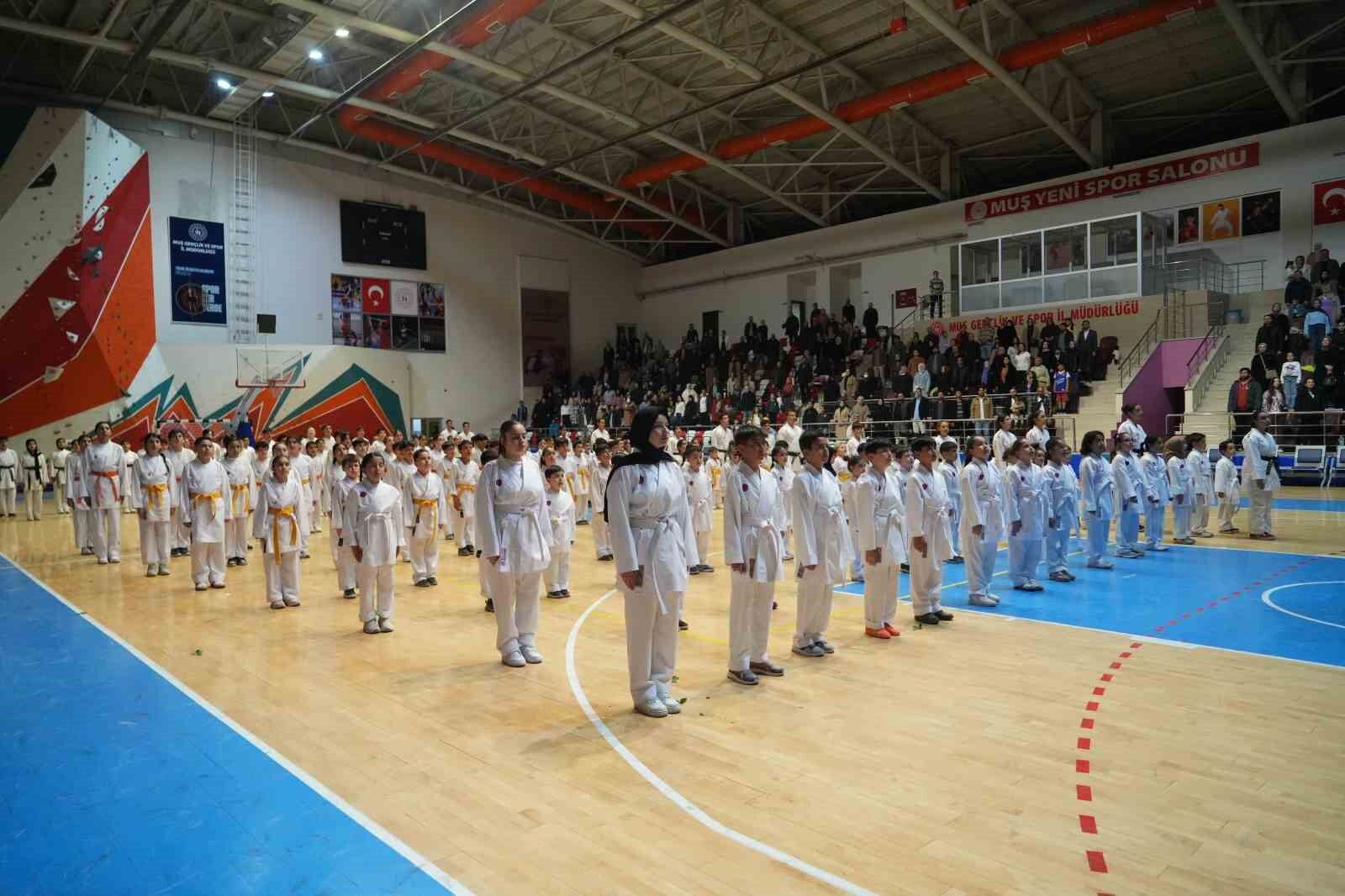 Muş'ta 300 karateciden öğretmenlerine anlamlı sürpriz