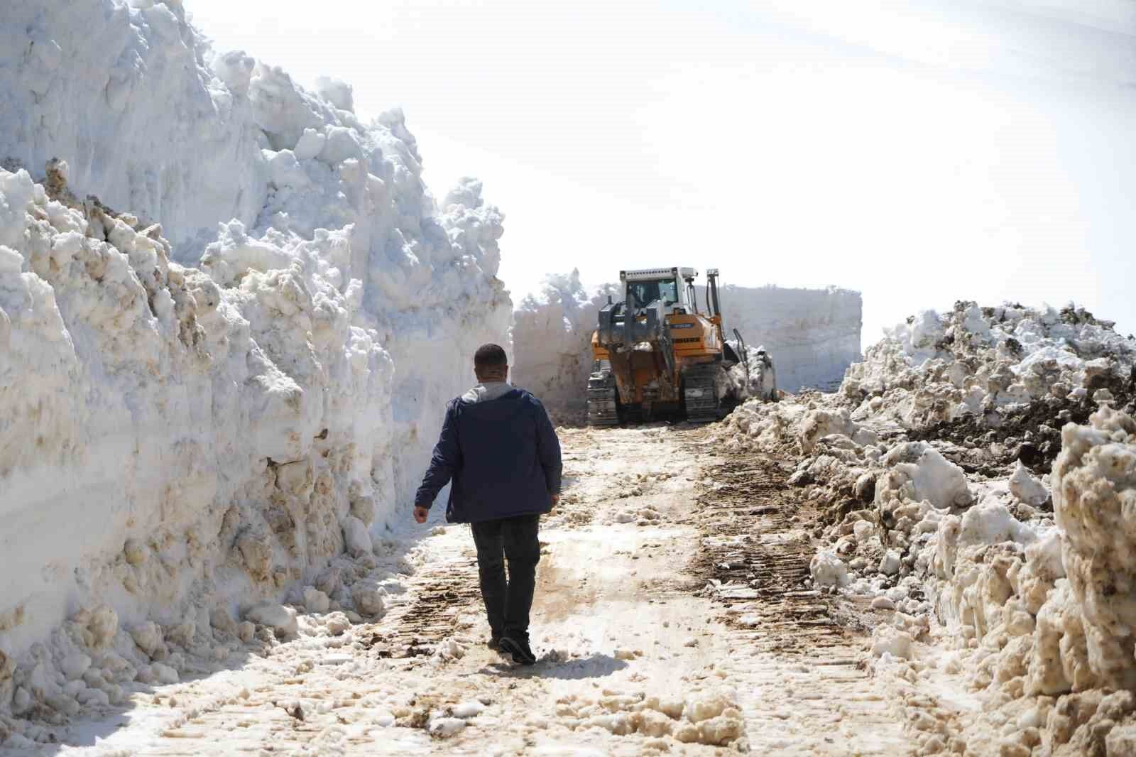 Muş'ta 5 metrelik karla zorlu mücadele