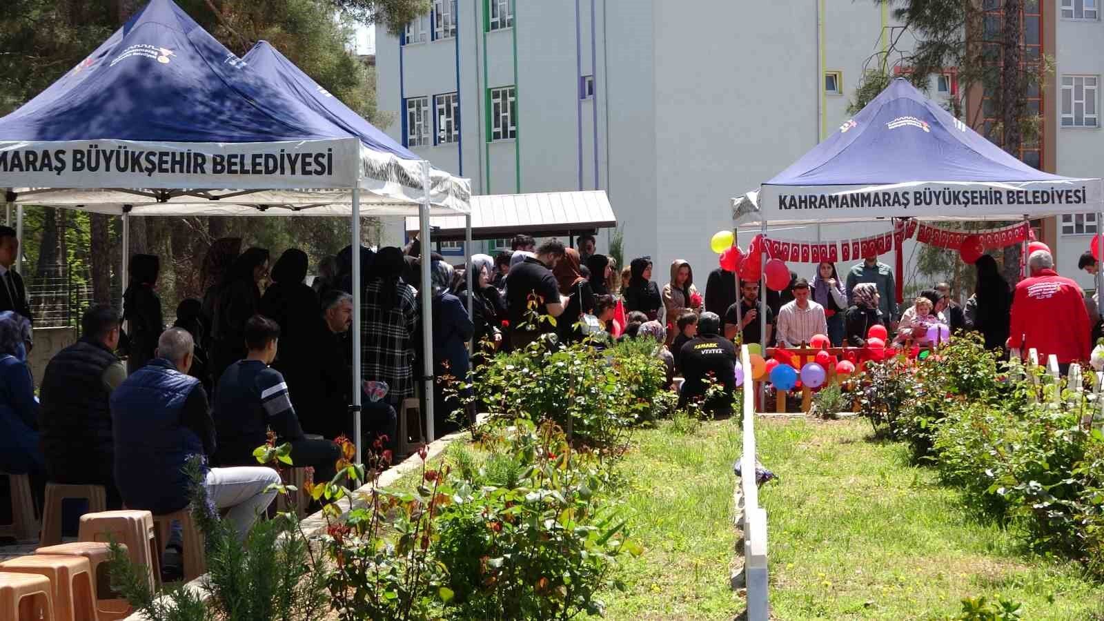 Okul saldırısında hayatını kaybeden çocukların mezarı Türk bayrakları ve balonlarla süslendi