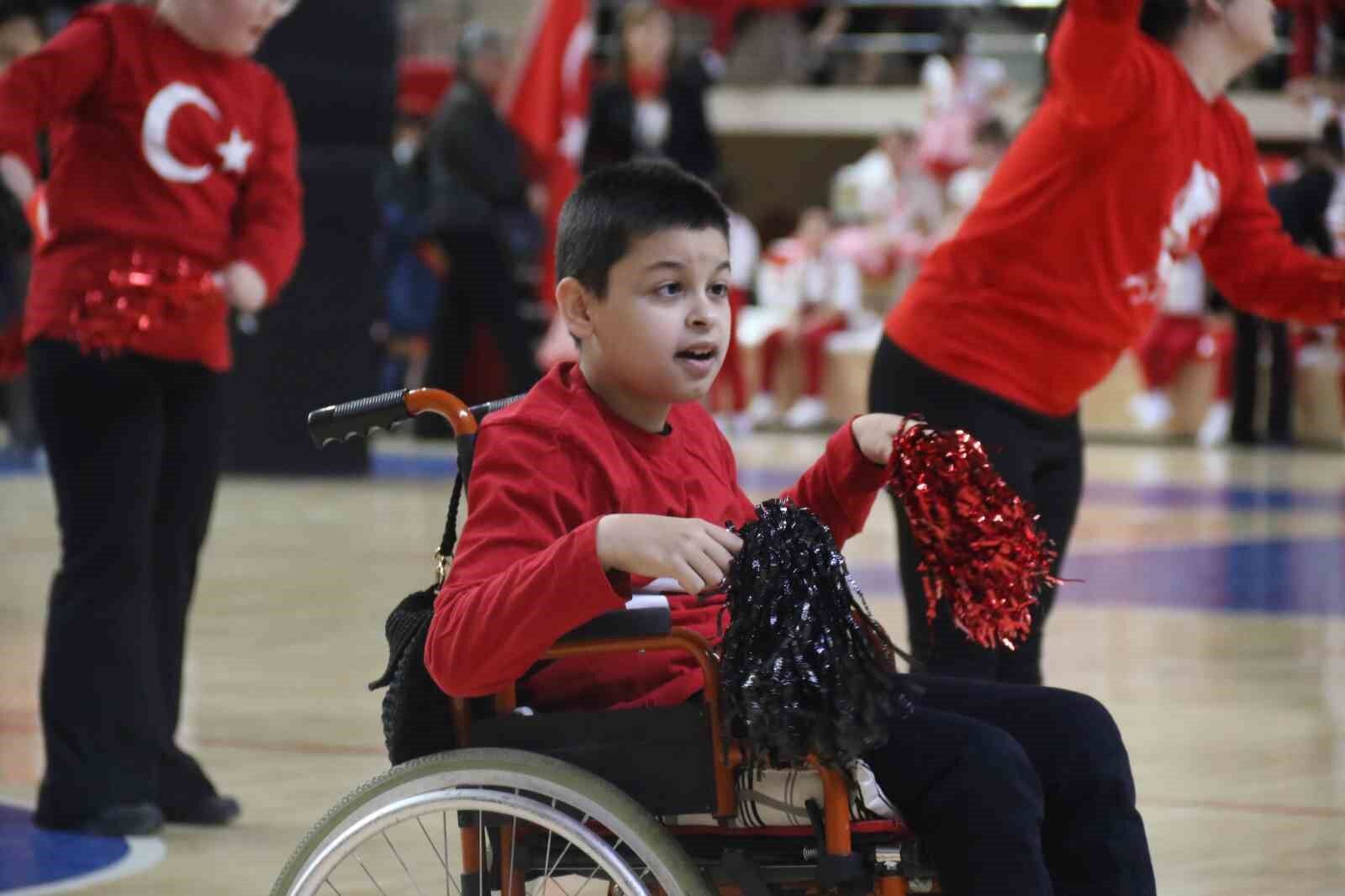 'Özel' torununu sahne kenarında yönlendiren anneannenin heyecanı dikkat çekti