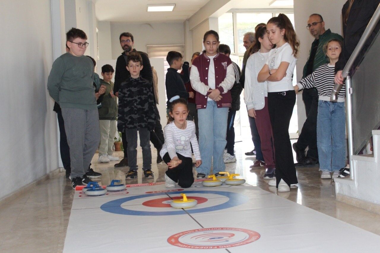 Polis çocukları floor curling turnuvasında yarıştı