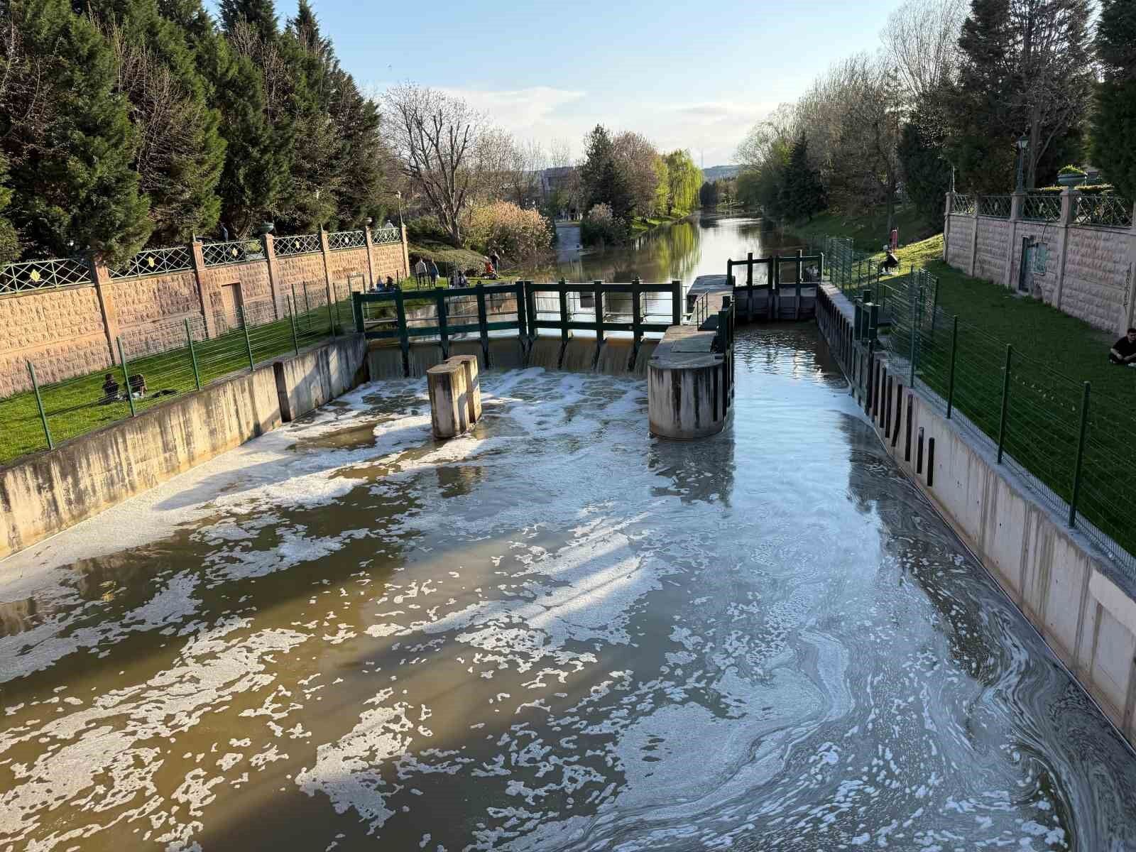 Porsuk Çayı'nın yüzeyi köpükle kaplandı