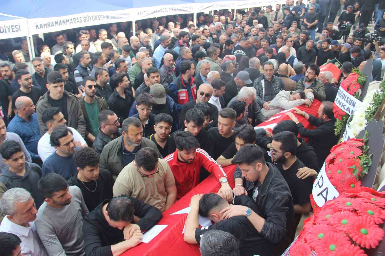 Saldırıda ölen 4 öğrenci gözyaşları içerisinde uğurlandı