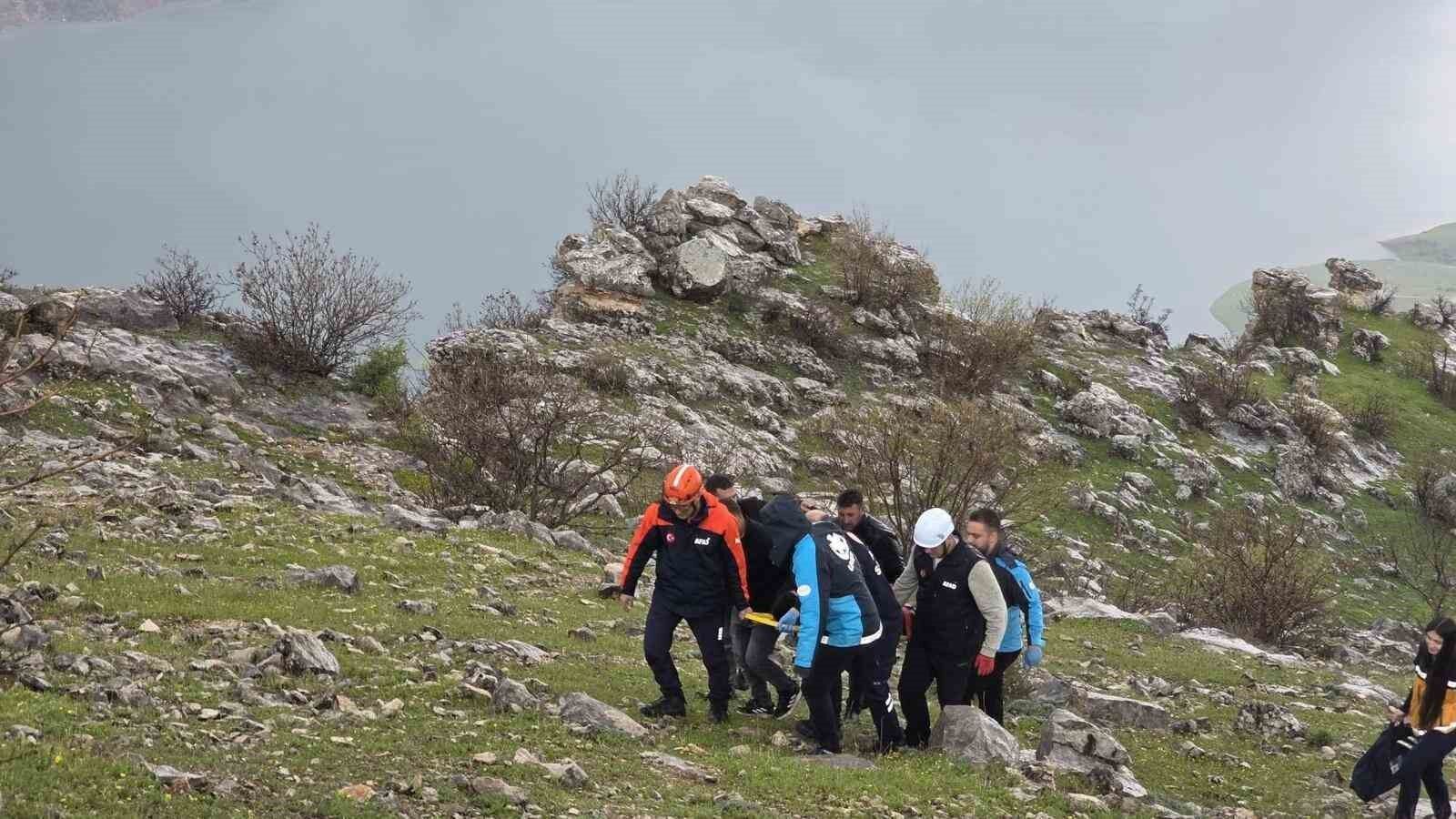 Siirt'te atıyla birlikte kayalıklara yuvarlanan genç ağır yaralandı