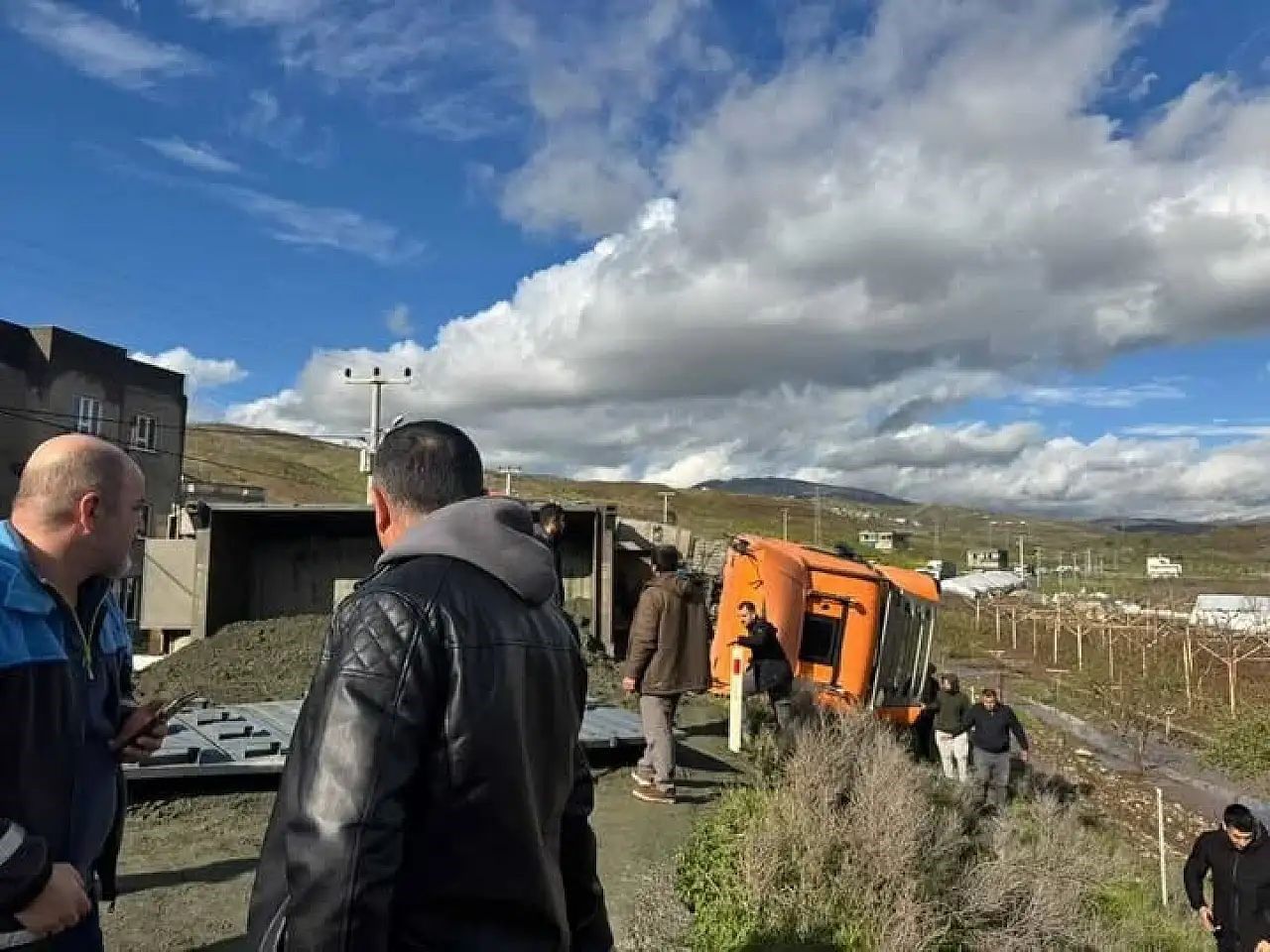 Siirt'te kamyon devrildi: Uzun araç kuyruğu oluştu