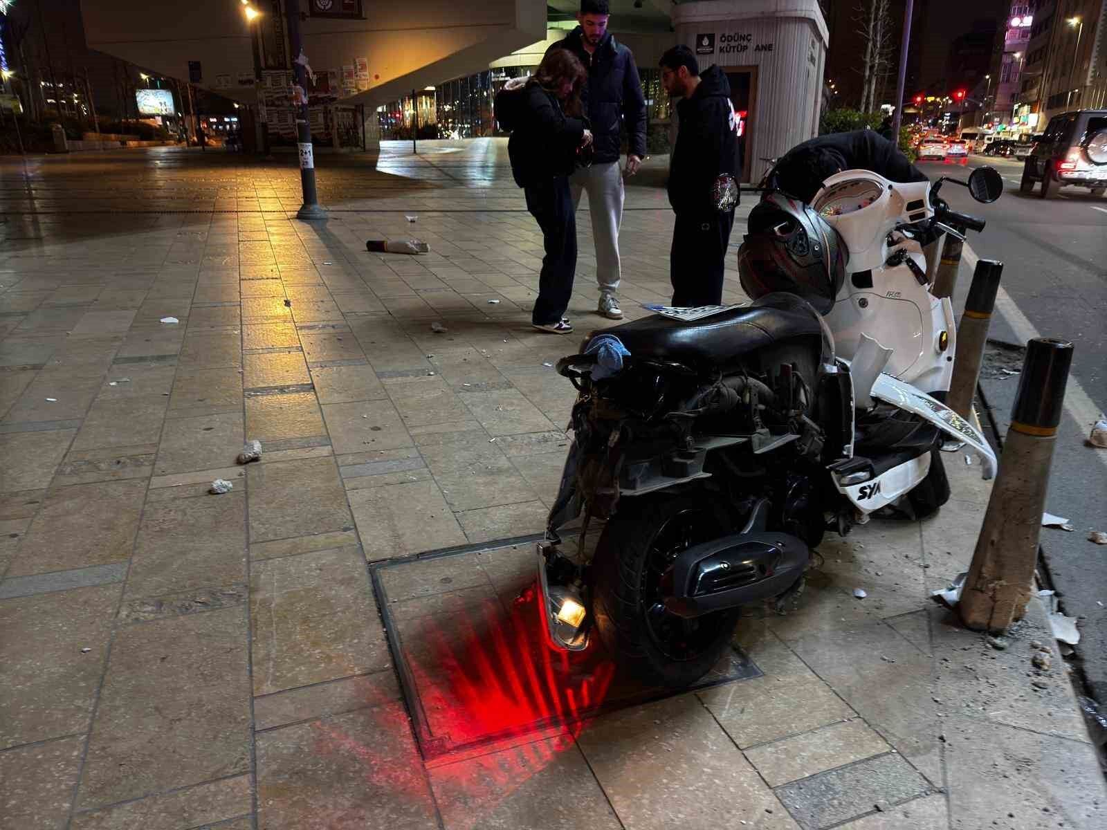 Şişli'de bir sürücü genç kıza çarpmamak için bariyerlere girdi