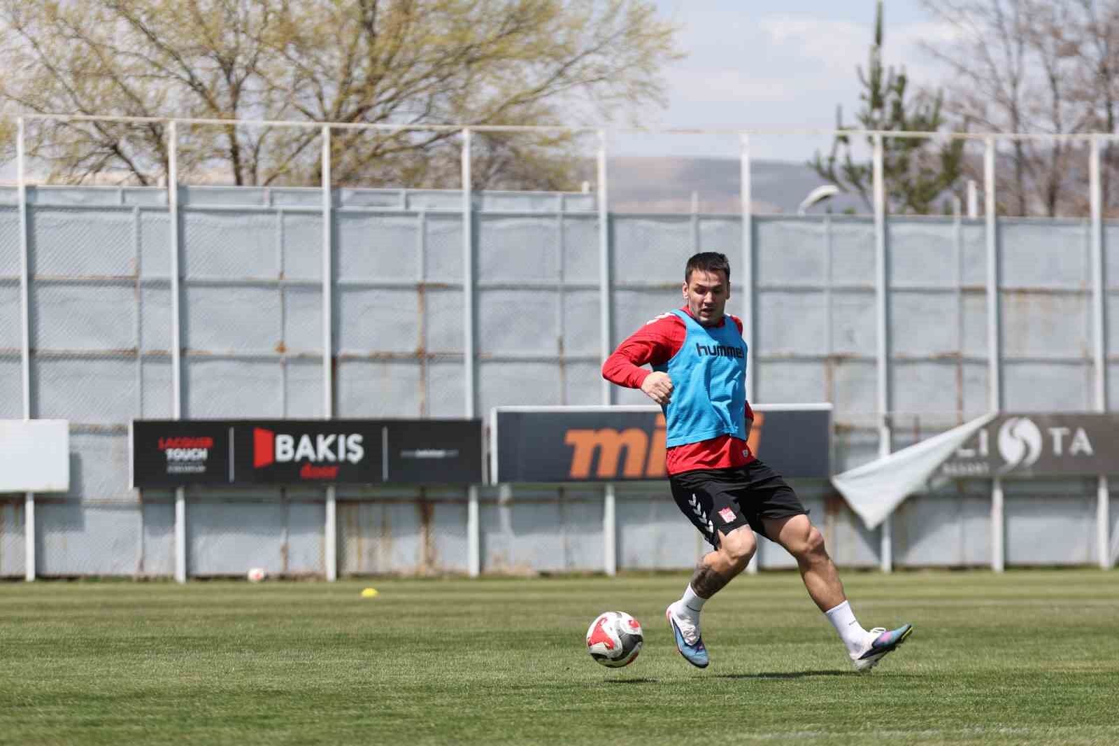 Sivasspor'da Rey Manaj idmanlara başladı