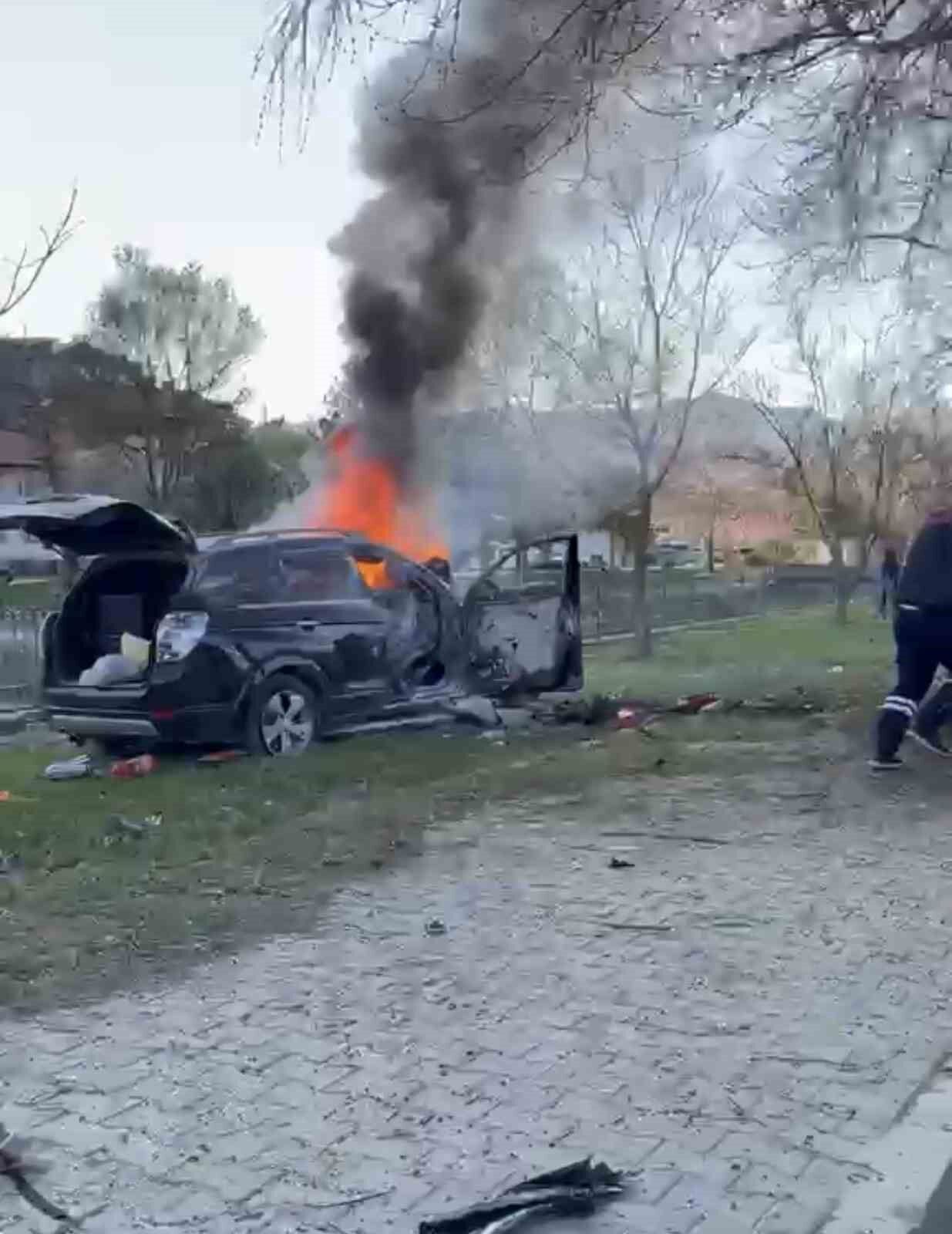 Tokat'ta ağaca çarpan cip yandı: 1 ölü, 2 yaralı