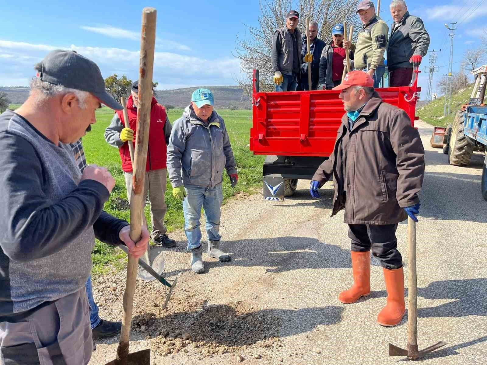 Tokat'ta köy halkı el ele vererek 5 kilometrelik yolu yeniledi